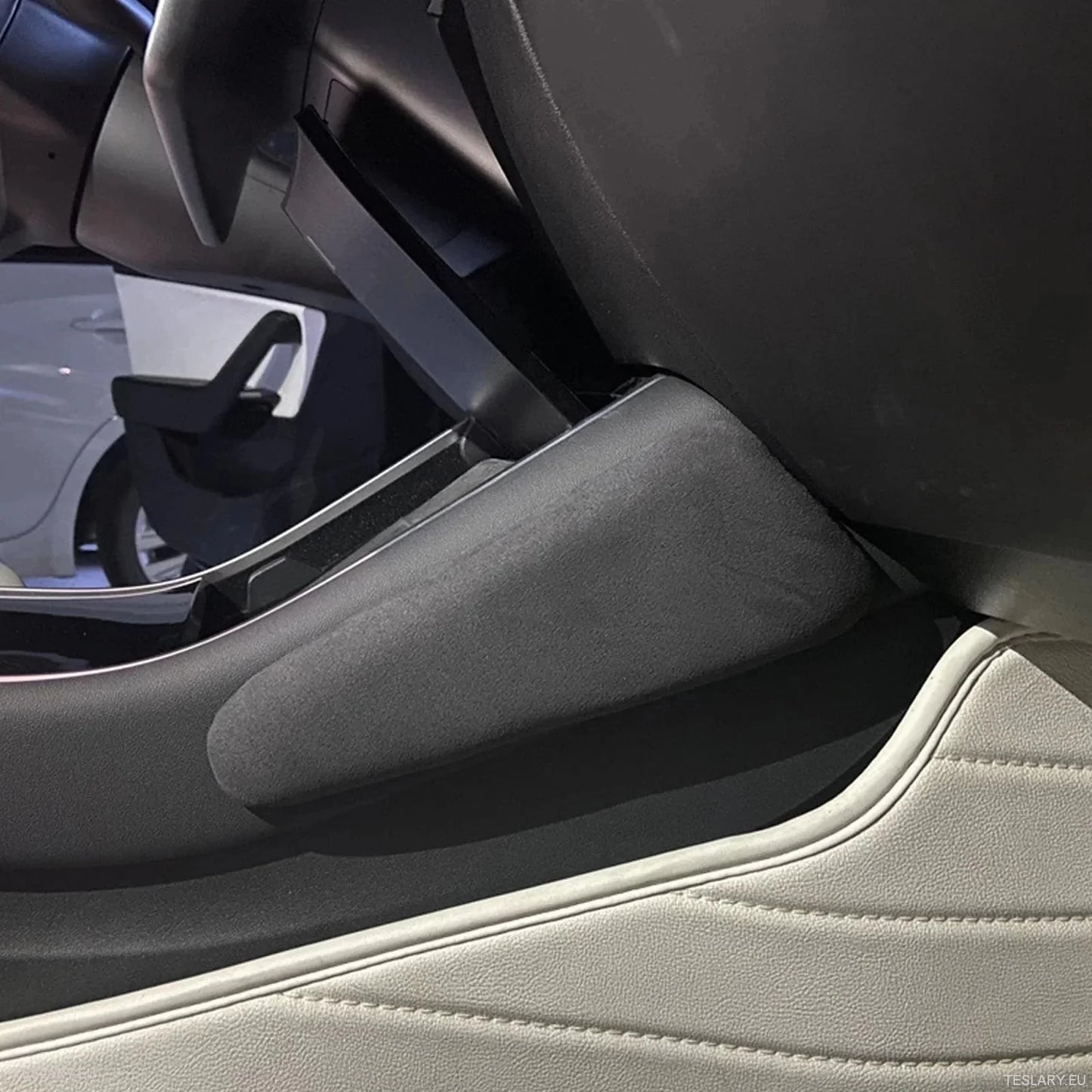 Knebeskyttelsesputer i Alcantara Black Leather for Tesla 3/Y med logo